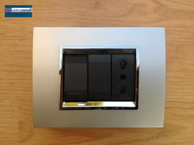 Coprinterruttore PRESTIGE alluminio satinato 3p 23023 Beperkte Voorraad