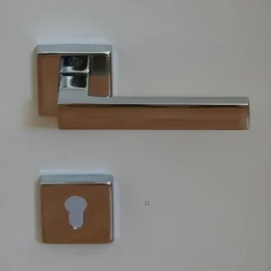 Maniglia York-z per porta quadra cromo lucido ghidini fornita con bocchette foro Yale 7278y Speciale Aanbieding