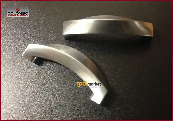 Maniglia per mobile moderna Formae 107 64mm cromosatinato 6938 Beperkt Aanbod
