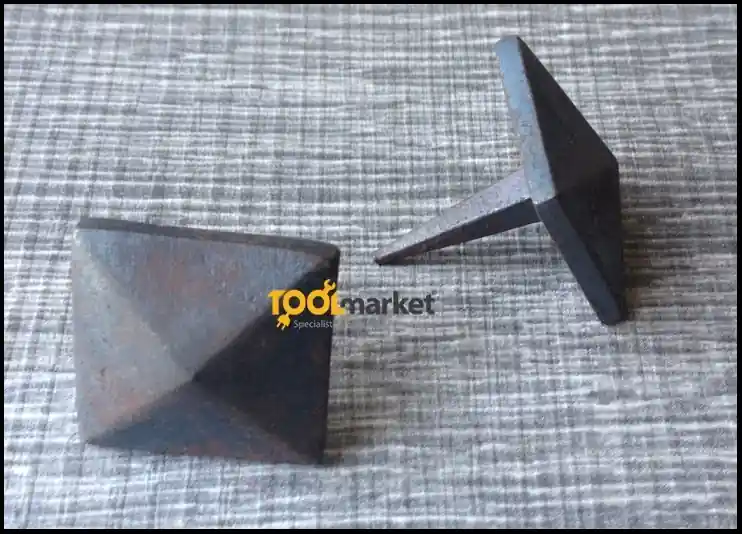Borchia piramide in ferro Misura 28x28 10630 Shop Nu