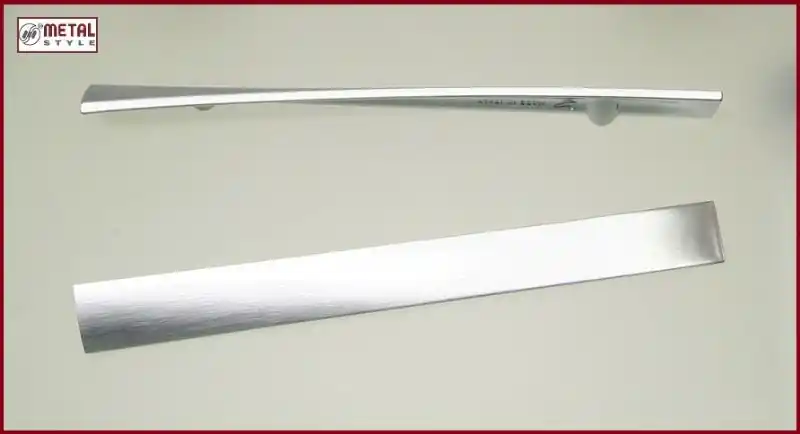 Merkproduct Maniglia per mobile ONDA versione Destra Marella 15182 cromo satinato int.160 DX 24083