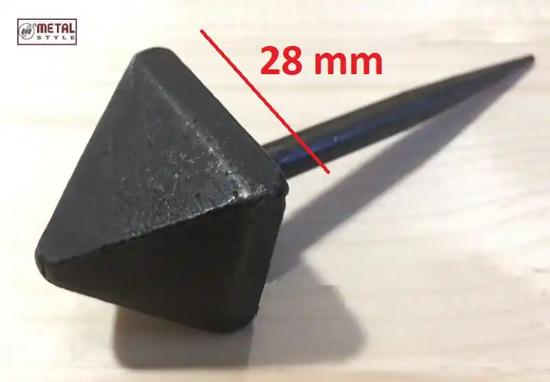 Borchia in ferro forgiato piramide 65126 base 28mm x 28mm 14392 Aanbieding