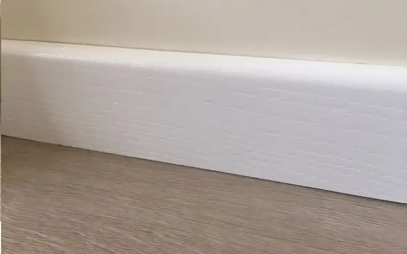 Battiscopa legno 70mm in vari colori da 2.40 mt FRASSINO SPAZZOLATO BIANCO 292 Hoge Kwaliteit