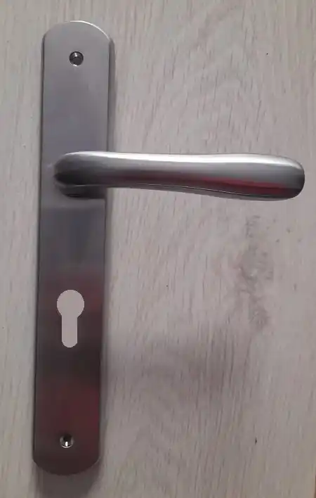 Premium Maniglia per porta con placca modello Comit Amalfi CROMO SATINATO FORO YALE 24270