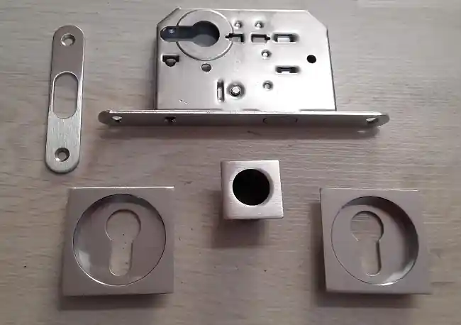 Kit per porta scorrevole con serratura a gancio cilindro quadro yale cromostainato - 4509 o 10638 Weekendaanbieding
