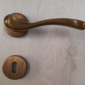 Koop Vandaag Maniglia per porta Victoria Ghidini bronzo graffiato lucido victoria