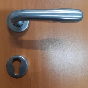 Maniglia per porta in alluminio Agnone Telese cromosat F0322 R8 bocchetta foro yale 20700 yale Rechtstreeks Van De Fabrikant