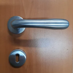Maniglia per porta in alluminio Agnone Telese cromosat F0322 R8 bocchetta Patent 20654 Seizoensaanbieding