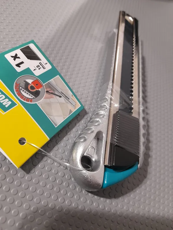 Coltello cutter in metallo da 18 mm con lama nera "Profi-Sharp" 29264 Hete Deal