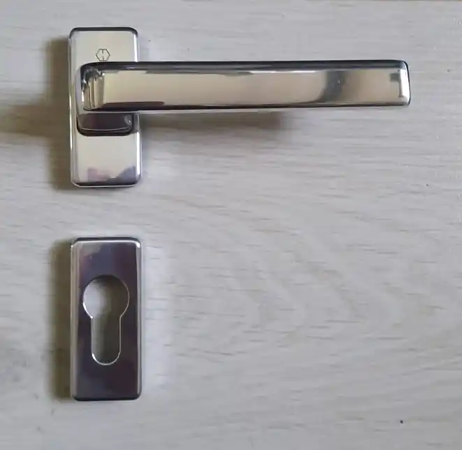 Flitsaanbieding Maniglia Dublin con rosetta e bocchetta stretta YALE cromo lucida 8134