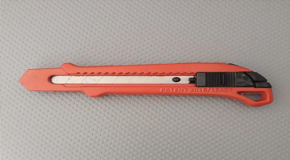 Populair Taglierino Cutter metallo rosso 18mm 1 pezzo 24543
