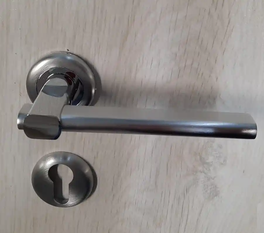 Maniglia per porta Allegra ART 118 R Poggi e Mariani cromo satinato bocchetta foro yale 7216 yale Tijdelijk Beschikbaar