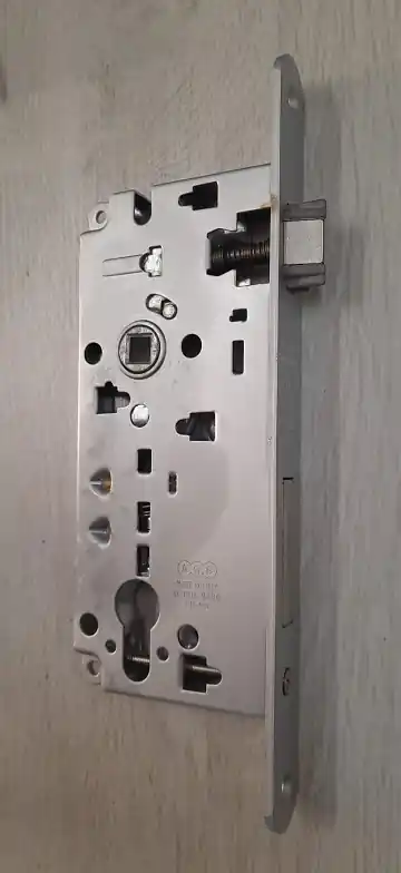Lage Kosten Serratura foro Yale cromo satinata B8088515034 AGB entr. 50 mm con contropiastra 5171
