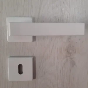 Maniglia per porta quadra ANGOLO in alluminio BIANCA Lineacalì bocchetta foro patent 18419 Bestseller