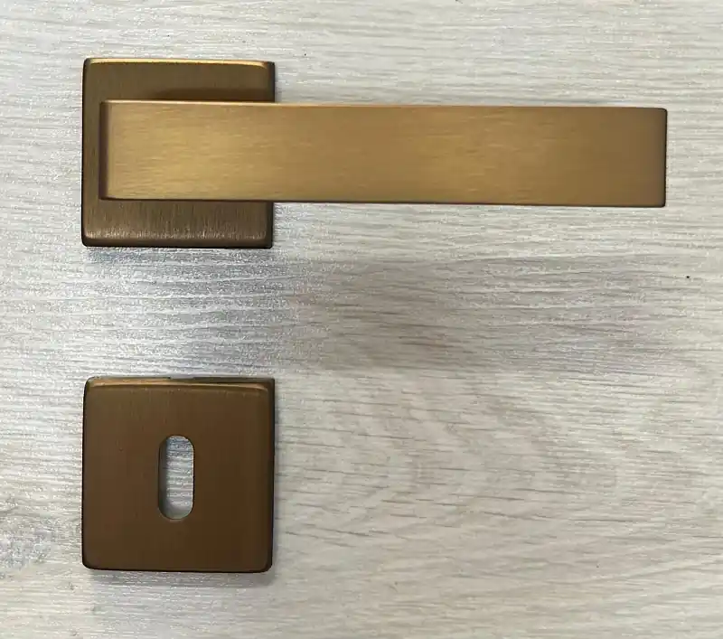 Maniglia per porta quadra ANGOLO in alluminio BRONZO Lineacalì bocchetta foro patent 21269 Bestel Nu