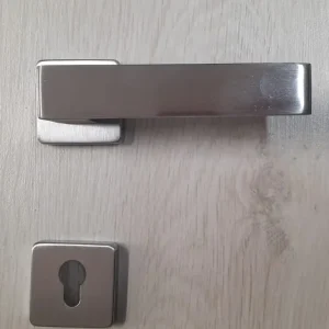 Snelle Levering Maniglia per porta quadrata KUADRA cromo satinata Comit bocchetta foro yale 27728 yale