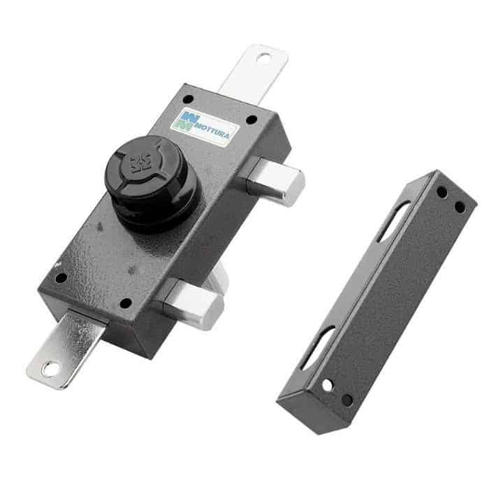 Goedkoop Serratura Ferroglietto 34.329 SBC Mottura, triplice con pompa esterna 50x30 mm, interno con pomolo autobloccante, finitura Verniciato Nero