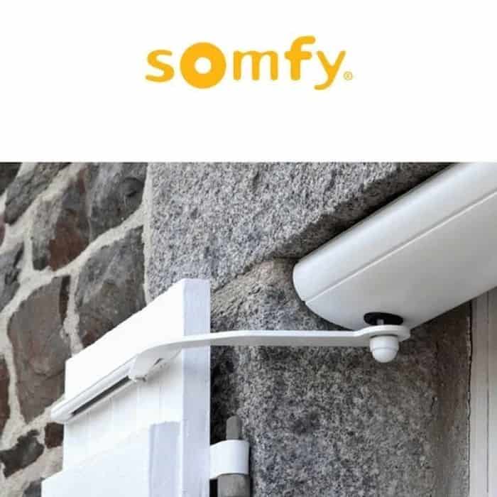 Kit Motore Yslo IO Flex Somfy, per persiana a 2 ante da 880 a 1520 mm, finitura Carter Marrone, Bracci ridotti Neri Koop Vandaag