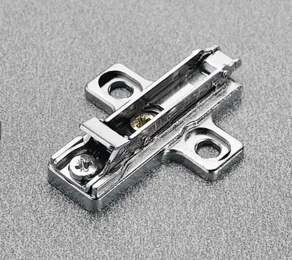 Basetta di premontaggio Clip BAR3R09 Salice, a croce, 00 mm, fissaggio con viti, con regolazione verticale con eccentrico, finitura Nichelato Seizoensaanbieding