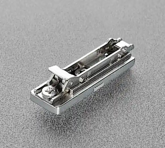 Basetta di premontaggio BAP3R06 Salice, diritta, altezza 0 mm, da avvitare con regolazione verticale a eccentrico, finitura Titanio Must-Have