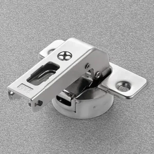 Cerniera Salice C7A6NE9 con chiusura SILENTIA+, 110°, per mobili a colonna, modello corto, fondello da avvitare, finitura Nichelato Nieuw