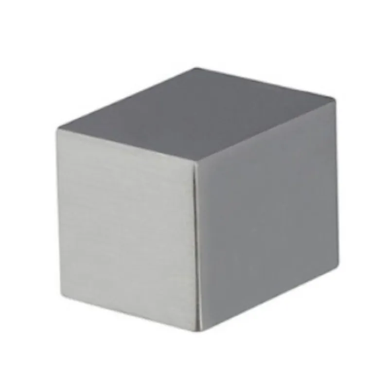 Pomolo 124 NN Reguitti per cilindro porta, quadro, foro 8 mm, finitura Satinato Cromato Premium