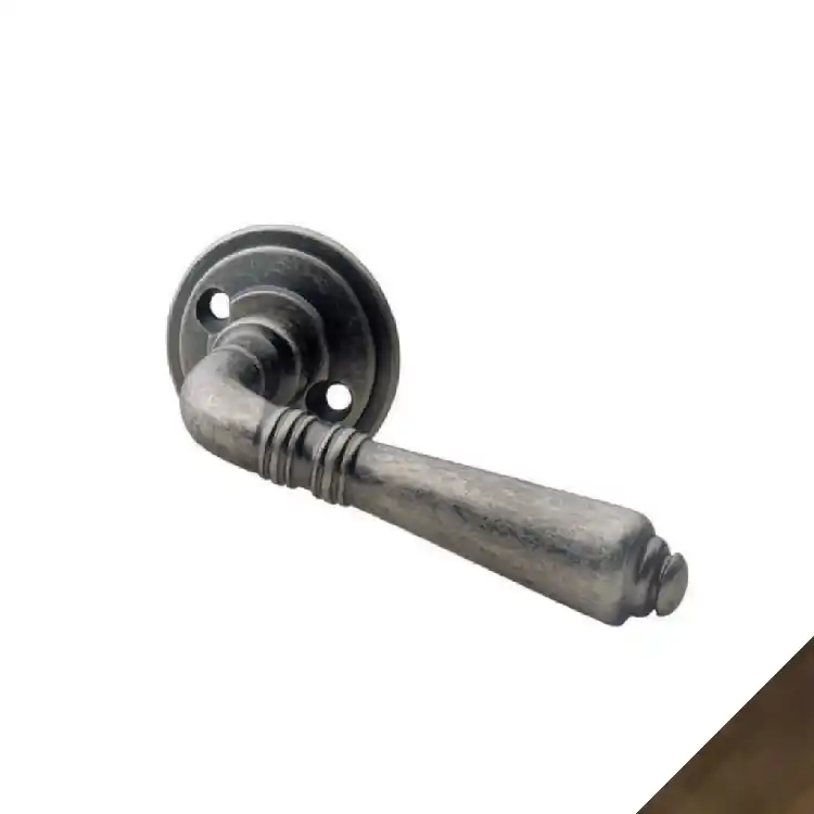 Betrouwbaar Maniglia Ginevra 040 MRR Reguitti per porta, rosetta tonda 45 mm con fori viti, finitura Ottone Antico Antigerm