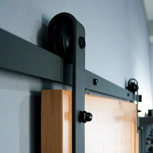 Beperkt Aanbod Kit scorrevole Rustico KR80 AU SA Pettiti per porta scorrevole da interni, ammortizzato in apertura e chiusura, portata 80 Kg, lunghezza 2000 mm, Ferro finitura Nero