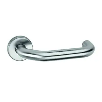 Direct Beschikbaar Maniglia per porta Pba tipo 2MM.029, su rosetta ovale alta da 32x64 mm, impugnatura curvata con ritorno verso porta, lunghezza 150 mm, in acciaio inox satinato